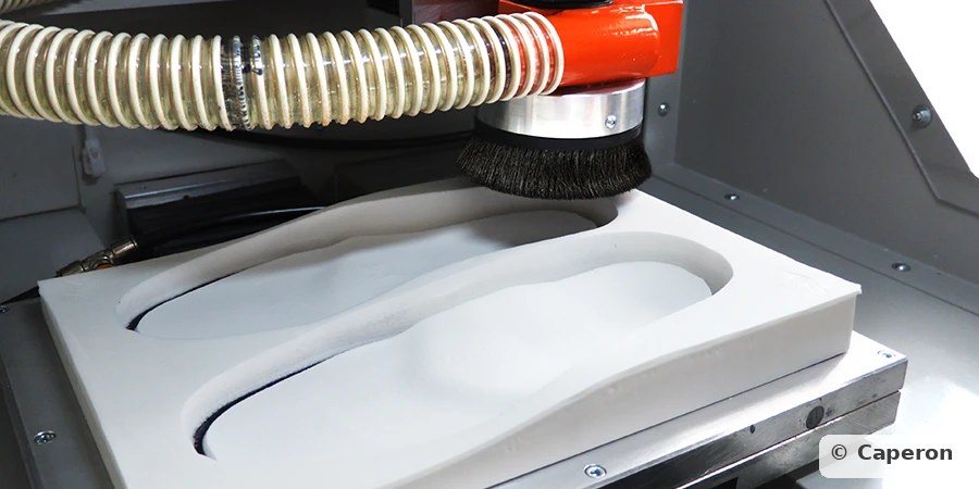 Fraisage d’une paire de semelles sur-mesure dans un bloc de matériau par une machine à commande numérique