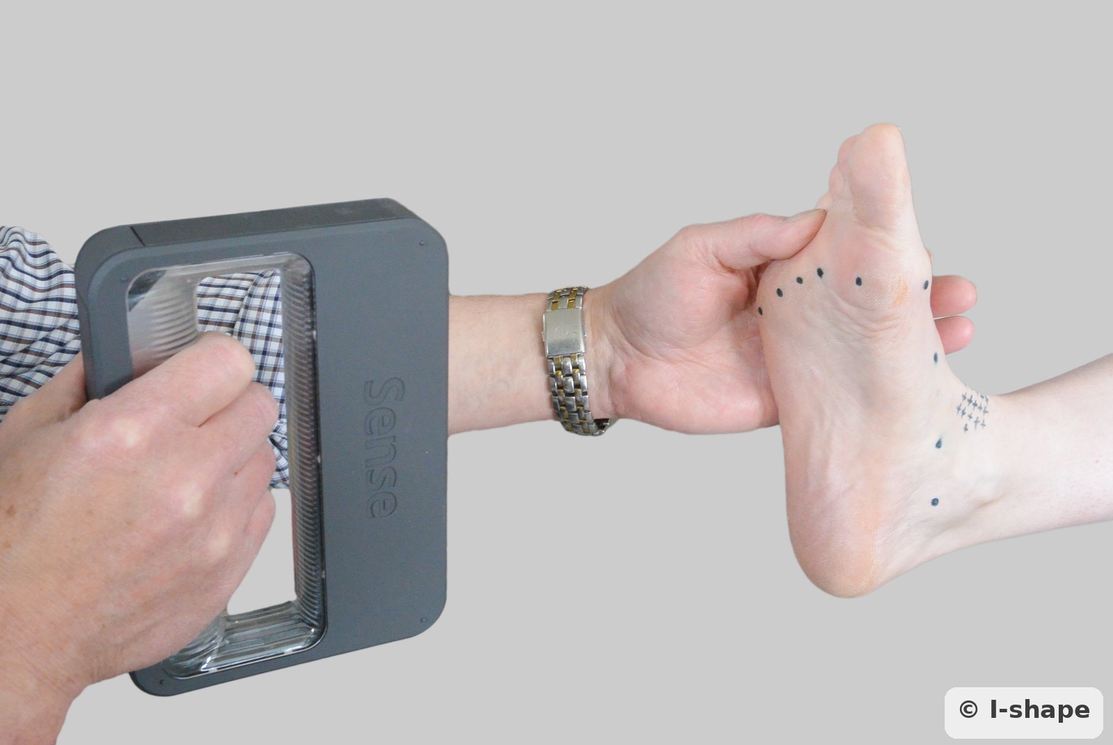 Scan 3D du pied avec un scanner portatif, pied maintenu en position neutre